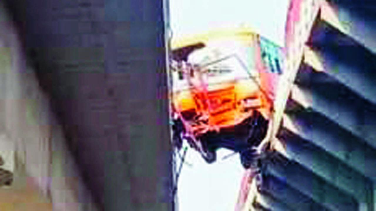 પ્રાથમિક તપાસમાં અચાનક બ્રેક ફેલ અથવા તો સ્ટીઅરિંગ લૉક થવાની આશંકા થઈ રહી છે