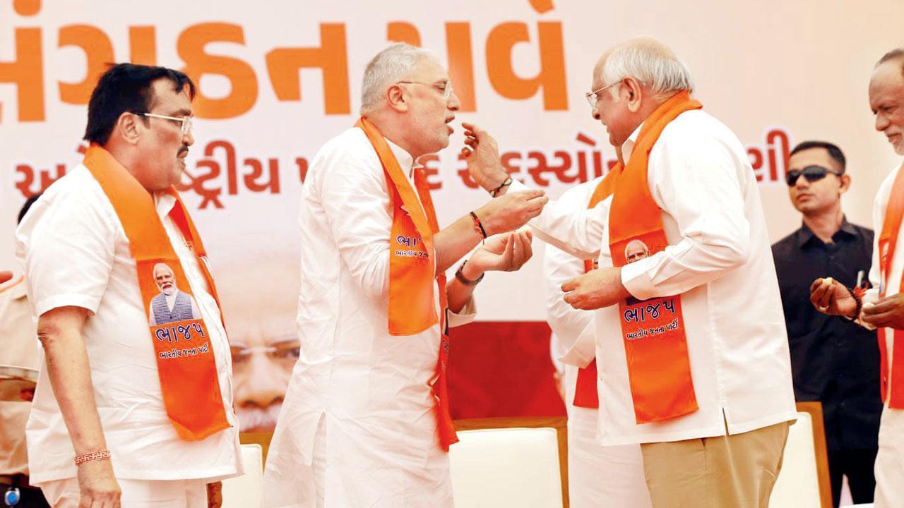 ગઈ કાલે જગદીશ વિશ્વકર્માનું મોઢું મીઠું કરાવતા મુખ્ય પ્રધાન ભૂપેન્દ્ર પટેલ