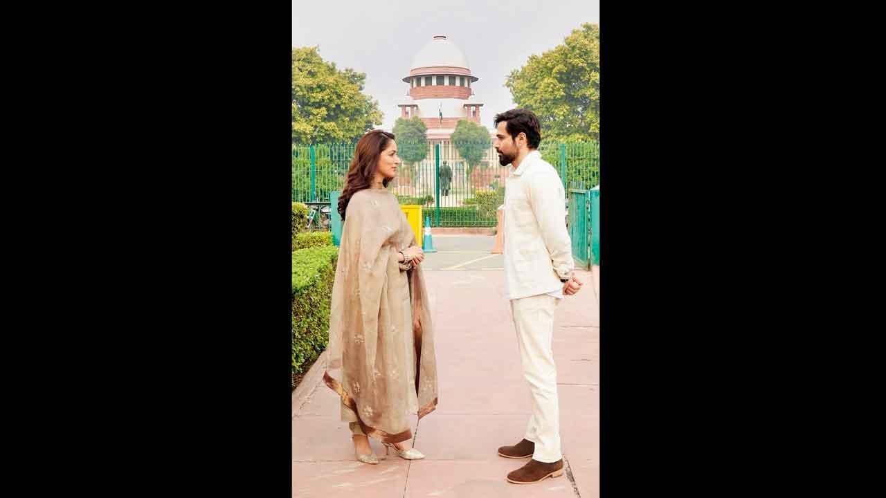 હકના પ્રમોશન માટે ઇમરાન અને યામીએ સુપ્રીમ કોર્ટની બહાર સીન કર્યો રીક્રીએટ