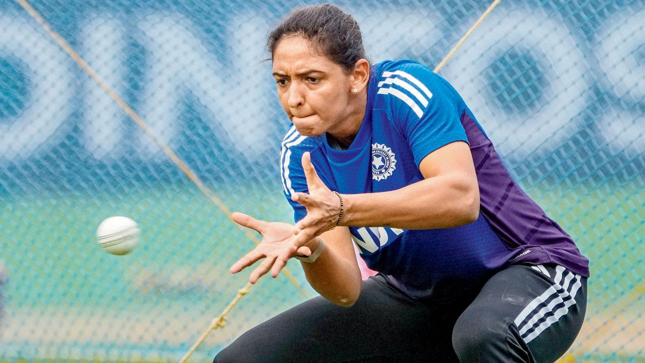 ગઈ કાલે વિશાખાપટ્ટનમમાં કૅચિંગ પ્રૅક્ટિસ કરી રહેલી કૅપ્ટન હરમનપ્રીત કૌર