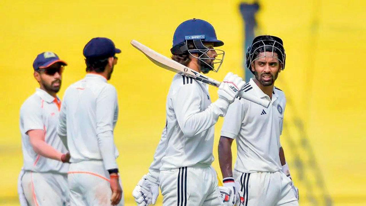 બૅટિંગ દરમ્યાન ચર્ચા કરતા રેસ્ટ ઑફ ઇન્ડિયાના કૅપ્ટન રજત પાટીદાર અને ઓપનર અભિમન્યુ ઈશ્વરન