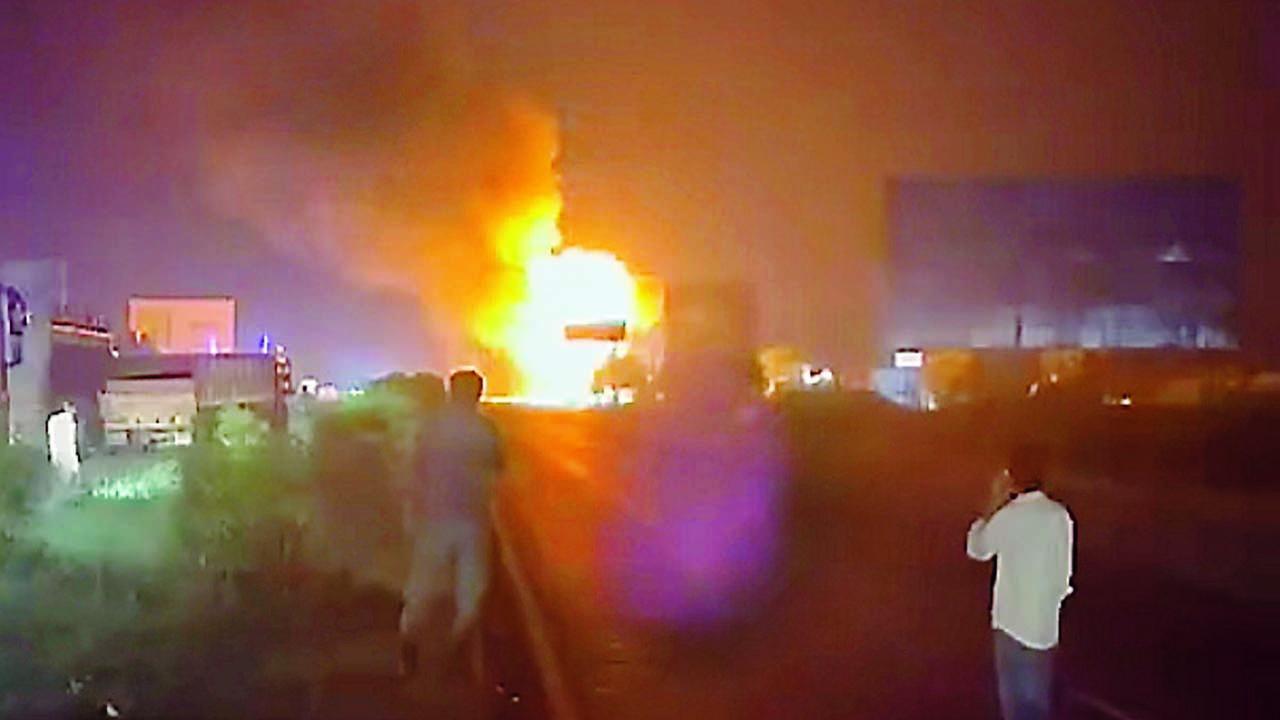 મંગળવારે રાતે સિલિન્ડર ભરેલી ટ્રક અને કેમિકલના ટૅન્કર વચ્ચે ટક્કર થતાં ભીષણ આગ ફાટી નીકળી હતી.