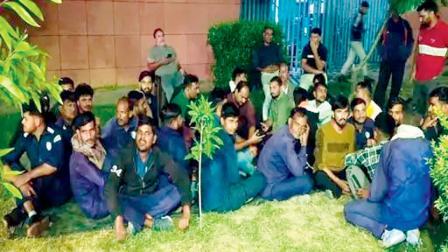 હડતાળ પર ઊતરેલા ટોલનાકાના કર્મચારીઓ