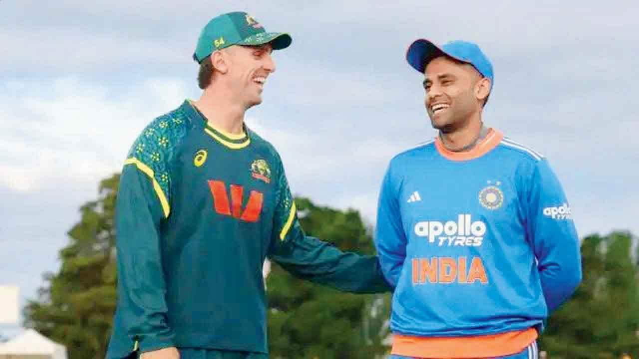 ઑસ્ટ્રેલિયાનો કૅપ્ટન મિચલ માર્શ અને ટીમ ઇન્ડિયાનો કૅપ્ટન સૂર્યકુમાર યાદવ.