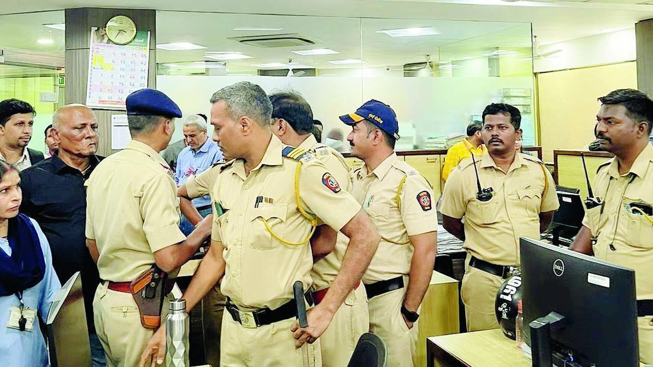 શુક્રવારે મીઠીબાઈ કૉલેજમાં વાલીઓએ હોબાળો મચાવતાં મામલો શાંત પાડવા પોલીસ બોલાવવી પડી હતી.