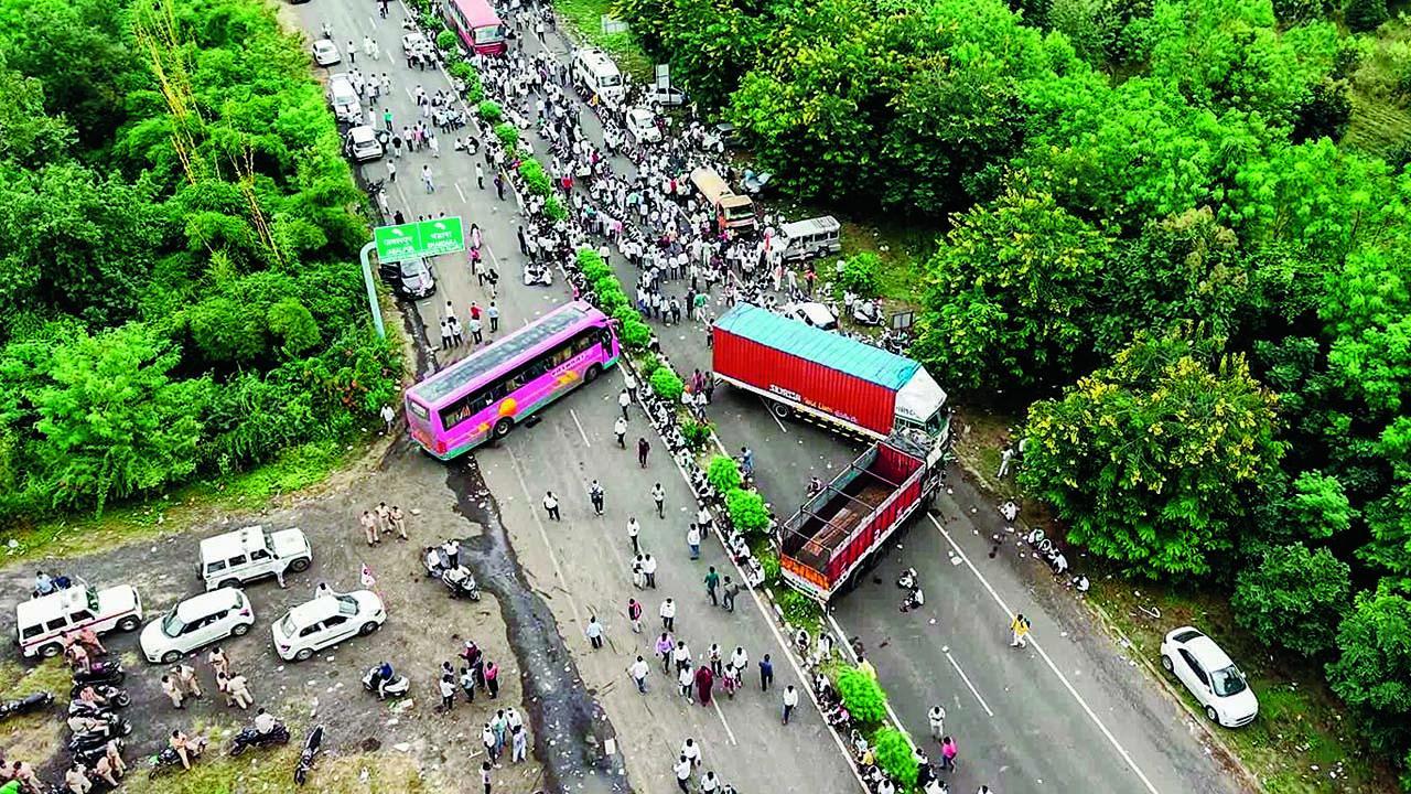 ગઈ કાલે પણ પ્રહાર જનશક્તિ પાર્ટીના કાર્યકરો અને ખેડૂતોએ નાગપુર-હૈદરાબાદ નૅશનલ હાઇવે પર બસ અને ટ્રક આડી ઊભી રાખીને એને બ્લૉક કરી દીધો હતો.