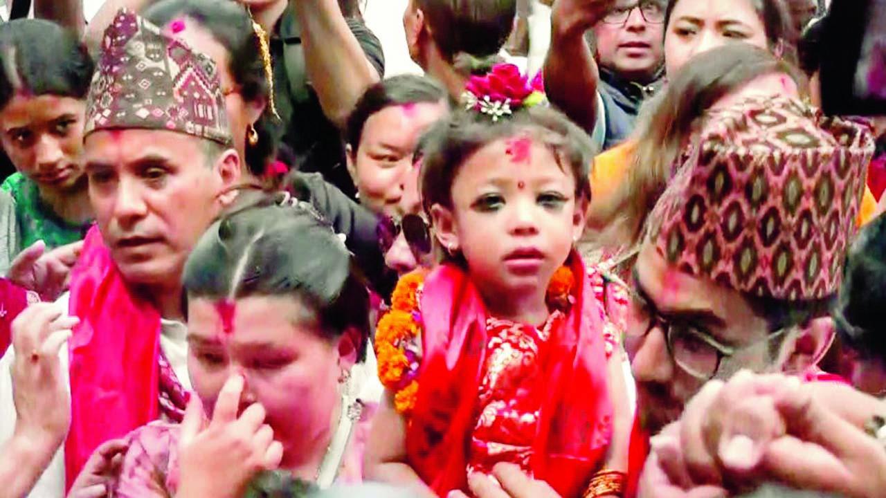 નેપાલનાં નવાં જીવંત દેવી ‘કુમારી દેવી’ તરીકે પસંદગી પામેલી બે વર્ષની આર્યતારાને ભક્તો કાઠમાંડુના તાલેજુ ભવાની મંદિરમાં લઈ ગયા હતા.