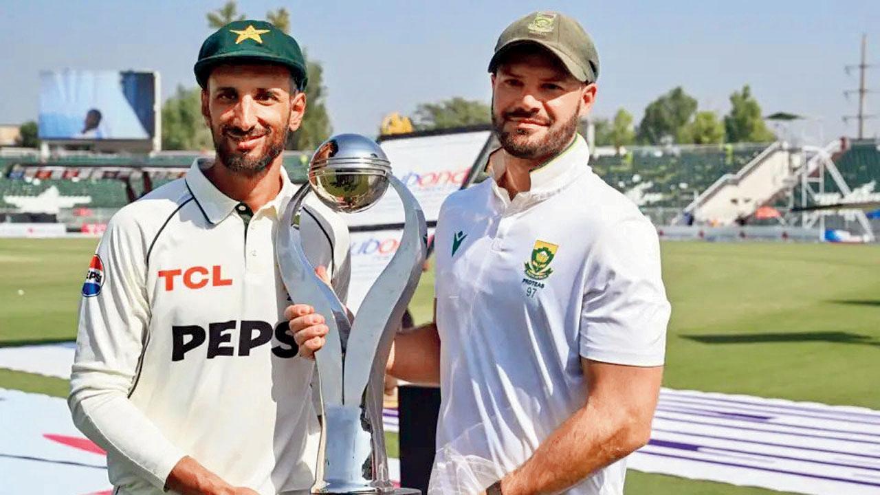 બે મૅચની ટેસ્ટ-સિરીઝ ડ્રૉ થયા બાદ સિરીઝની ટ્રોફી સાથે બન્ને ટીમના કૅપ્ટન્સ
