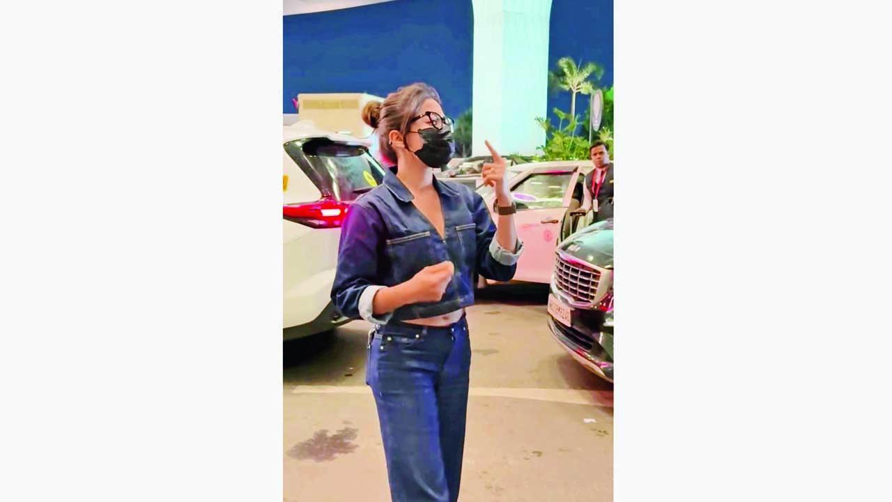 રશ્મિકા મંદાના હાલમાં જાહેરમાં ચહેરા પર માસ્ક પહેરેલી જોવા મળી હતી