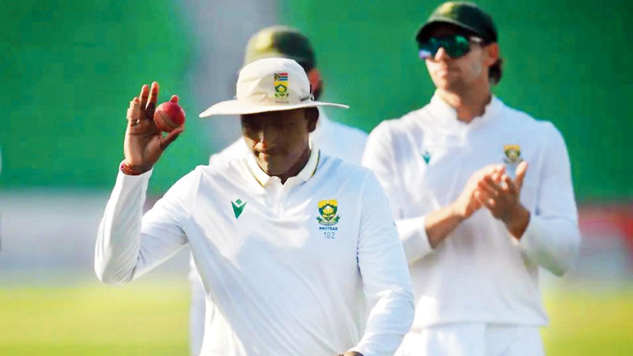 સાઉથ આફ્રિકાના સ્પિનર સેનુરન મુથુસામીએ ૧૭૪ રનમાં ૧૧ વિકેટ લઈને પોતાની ટેસ્ટ-કરીઅરનું બેસ્ટ પ્રદર્શન કર્યું.