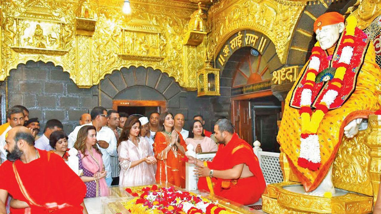 શિલ્પા શેટ્ટી બહેન શમિતા શેટ્ટી સાથે શિર્ડીના સાંઈબાબાનાં દર્શને