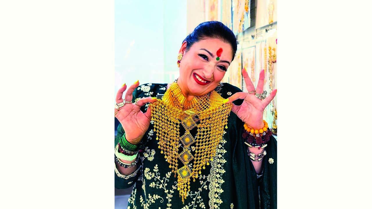 સુનીતાએ સોશ્યલ મીડિયામાં આ હારની તસવીરો પોસ્ટ કરીને કૅપ્શન લખી છે, ‘સોના કિતના સોના હૈ.... મારી કરવા ચૌથની ગિફ્ટ આવી ગઈ છે.’