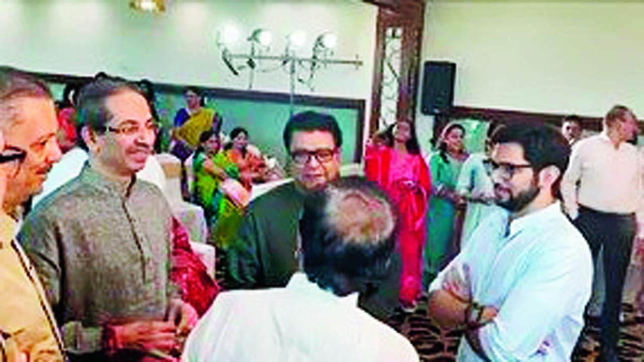 ગઈ કાલે એમ.સી.એ. ક્લબમાં એક પારિવારિક પ્રસંગમાં ઉદ્ધવ ઠાકરે અને રાજ ઠાકરે સાથે જોવા મળ્યા હતા.