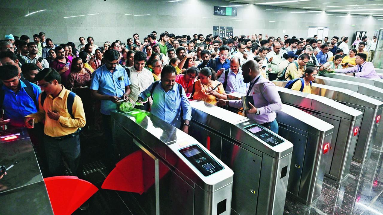  આરે-JVLR મેટ્રો સ્ટેશનના પાર્કિંગમાં કાર મૂકીને મુસાફરોએ મેટ્રો 3માં જવાનું પસંદ કર્યું હતું તો મિનિમમ ભાડું ખર્ચીને બાળકોએ કફ પરેડથી વિધાનભવનની મેટ્રો મુસાફરીની મજા માણી હતી. તસવીરો : સતેજ શિંદે