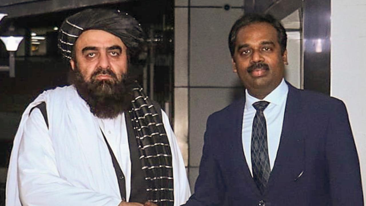 અફઘાનિસ્તાનના વિદેશ મંત્રી મૌલવી અમીર ખાન મુત્તાકીનું નવી દિલ્હીમાં આગમન થતાં તેમનું સ્વાગત કરવામાં આવ્યું (તસવીર: એજન્સી)