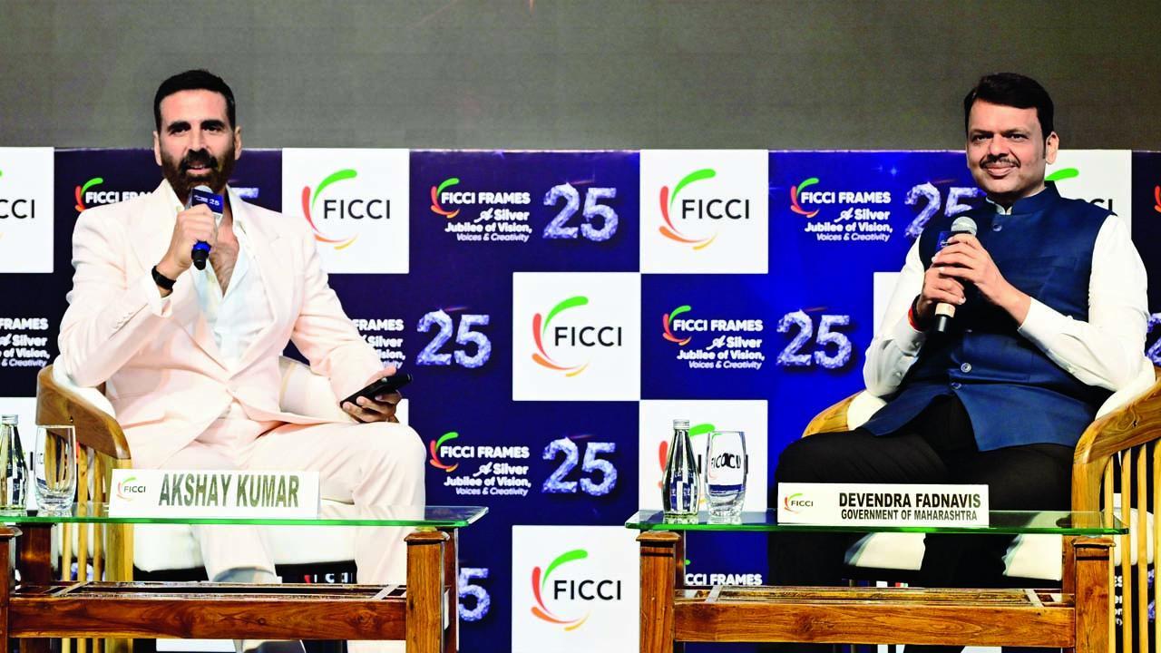 FICCI ફ્રેમ્સ કૉન્ક્લેવમાં હળવા મૂડમાં ચર્ચા કરી રહેલા દેવેન્દ્ર ફડણવીસ અને અક્ષય કુમાર. તસવીર: નિમેશ દવે