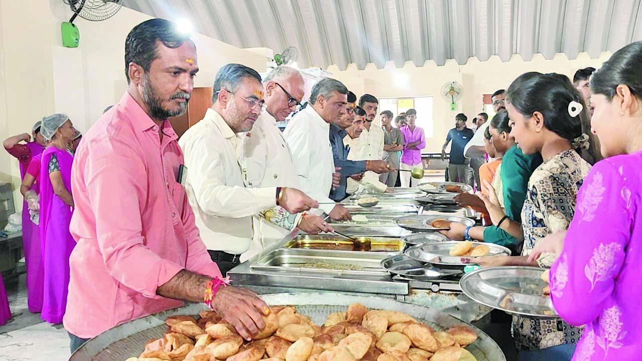 નવા બનેલા ભોજનાલયમાં મહાનુભાવોએ સૌને ભોજન પીરસ્યું હતું. 