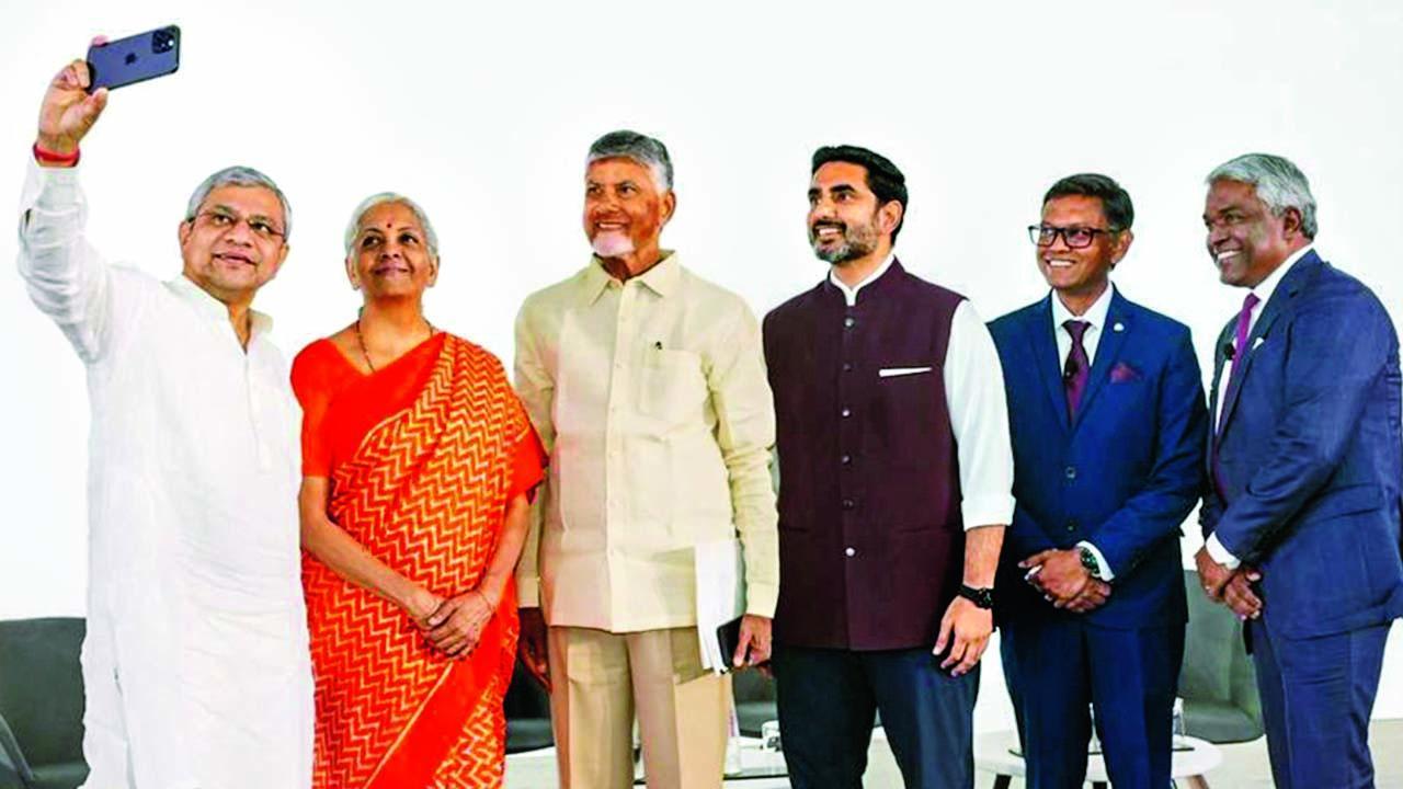 નાણાપ્રધાન નિર્મલા સીતારમણ, કેન્દ્રીય માહિતી અને પ્રસાર ખાતાના પ્રધાન અશ્વિની વૈષ્ણવ, આંધ્ર પ્રદેશના મુખ્ય પ્રધાન એન. ચંદ્રાબાબુ નાયડુ, ગૂગલ ક્લાઉડના CEO થૉમસ કુરિયન અને અન્ય લોકોએ ગઈ કાલે વિશાખાપટનમમાં  ગૂગલના AI હબ માટેનો MoU સાઇન કર્યા પછી સેલ્ફી લીધો હતો. 