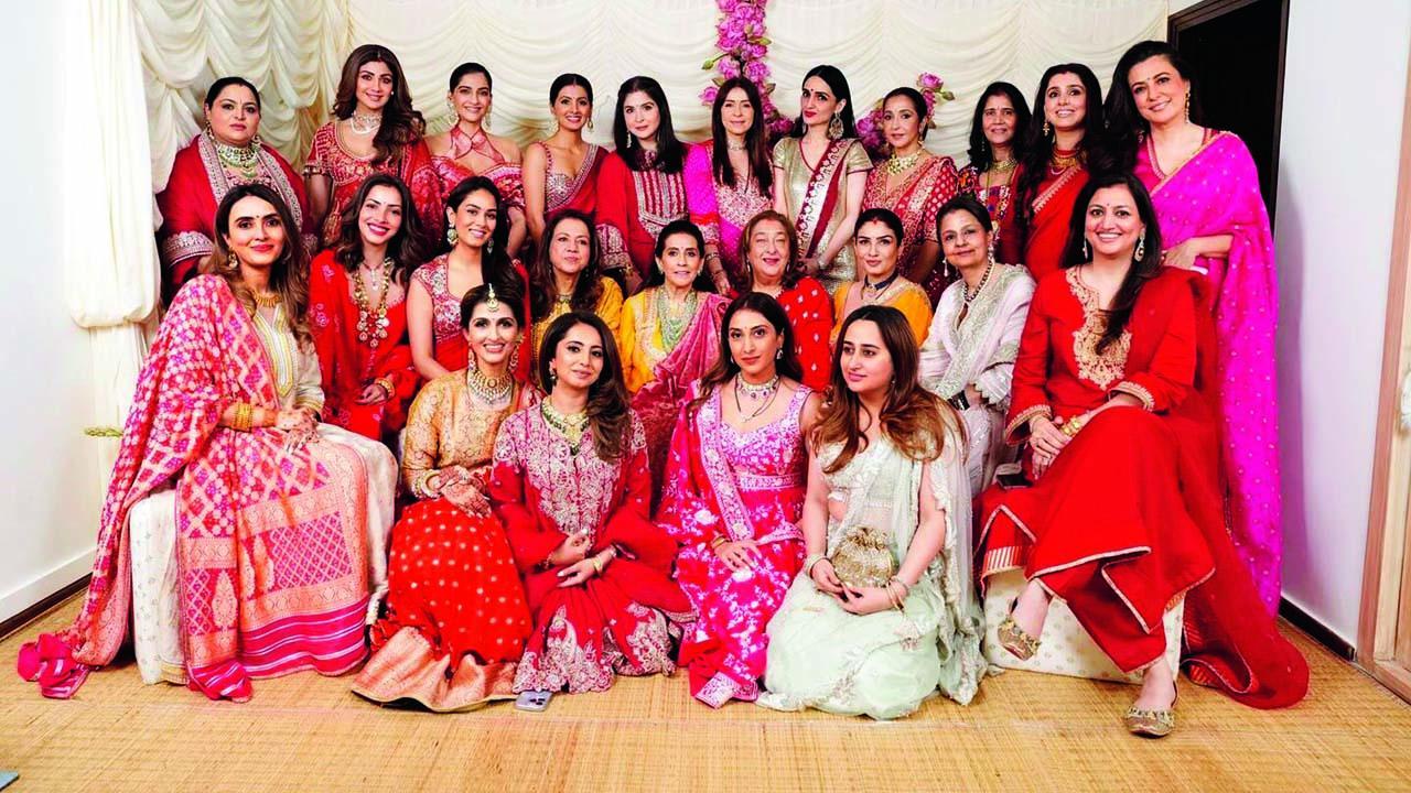 આ સેલિબ્રેશનમાં બૉલીવુડની સ્ટાર પત્નીઓ આકર્ષક રીતે સજીધજીને આવી હતી