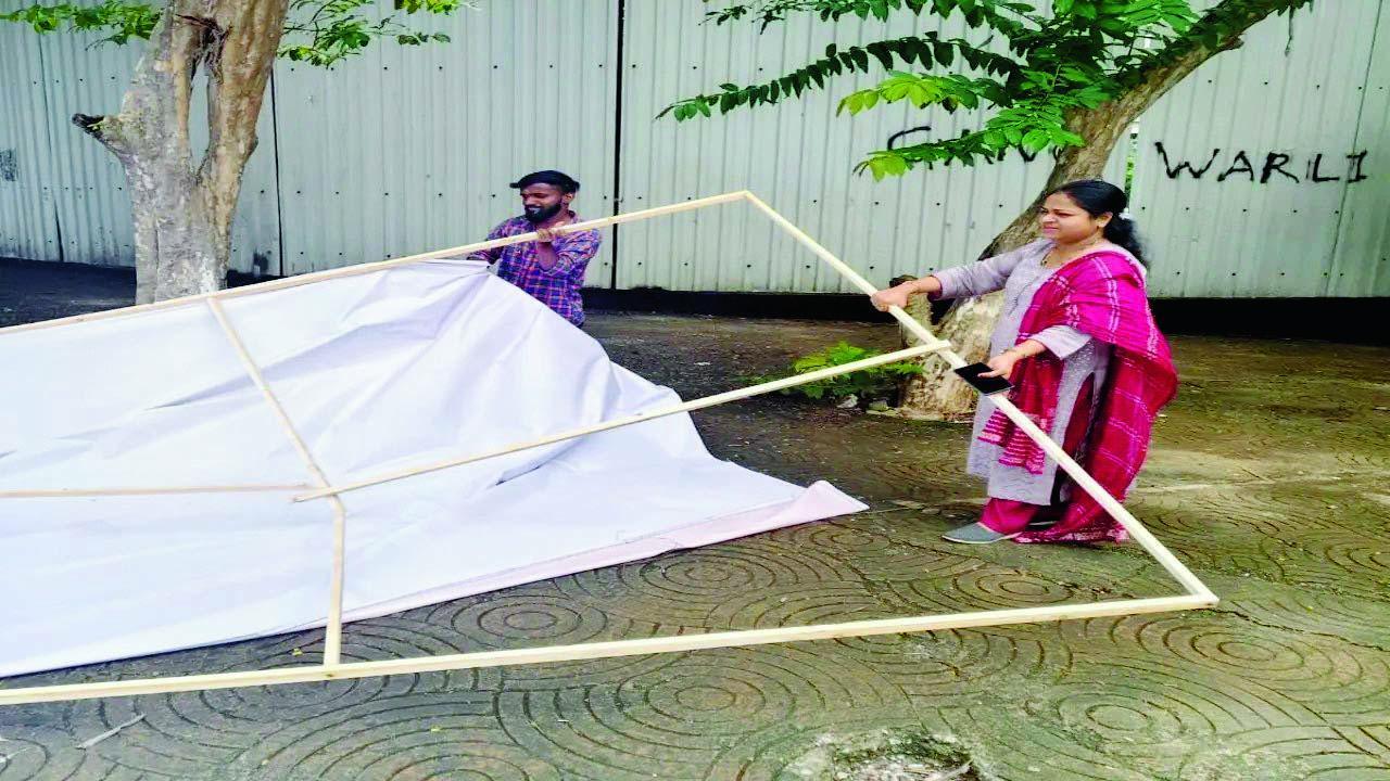  ગેરકાયદે બૅનર્સ અને હોર્ડિંગ્સ ઉતારી લેવાની કામગીરી બૃહન્મુંબઈ મ્યુનિસિપલ કૉર્પોરેશન (BMC) દ્વારા હાથ ધરવામાં આવી છે. 