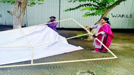  ગેરકાયદે બૅનર્સ અને હોર્ડિંગ્સ ઉતારી લેવાની કામગીરી બૃહન્મુંબઈ મ્યુનિસિપલ કૉર્પોરેશન (BMC) દ્વારા હાથ ધરવામાં આવી છે. 