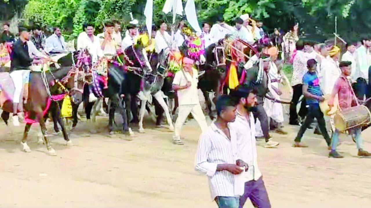 આ દિવસોમાં ગામમાં ઉત્સવ ઊજવાય છે. વર્ષોની પરંપરા આજે પણ ગામવાસીઓએ અકબંધ રાખી છે અને ઘોડેસવારીની રેસ યોજીને સૌ આનંદ-ઉલ્લાસ મનાવે છે.