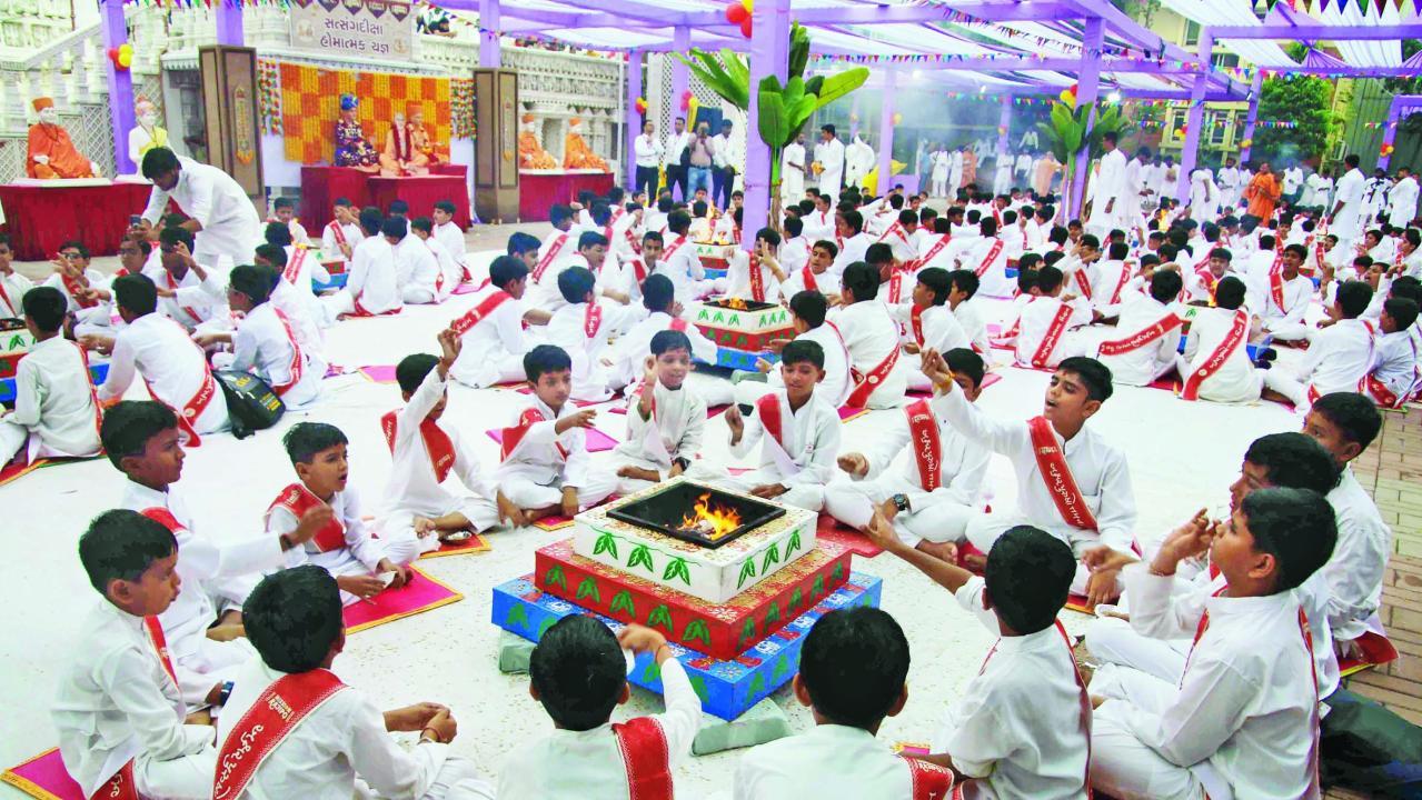 ત્રણથી ૧૩ વર્ષના દીકરાઓએ યજ્ઞમાં આહુતિ અર્પી હતી. તસવીરો : જનક પટેલ