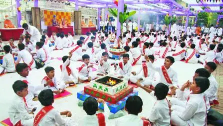 ત્રણથી ૧૩ વર્ષના દીકરાઓએ યજ્ઞમાં આહુતિ અર્પી હતી. તસવીરો : જનક પટેલ