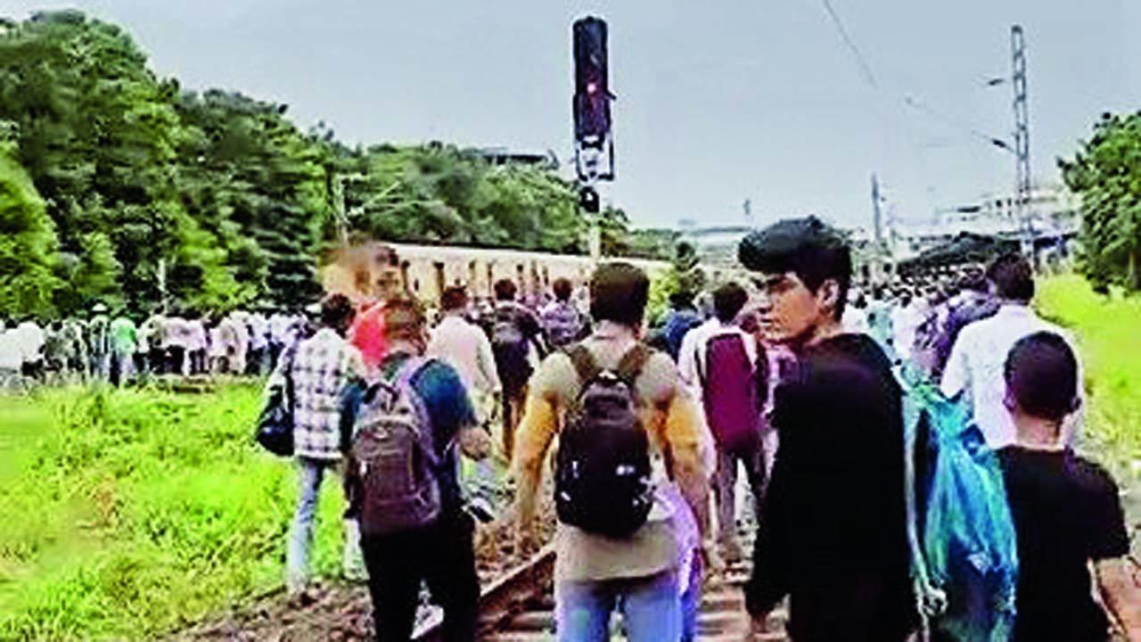 ટ્રેનમાંથી ઊતરેલા એક મુસાફરે સોશ્યલ મીડિયા પર પોસ્ટ કરેલો આ બનાવનો વિડિયો વાઇરલ થયો હતો