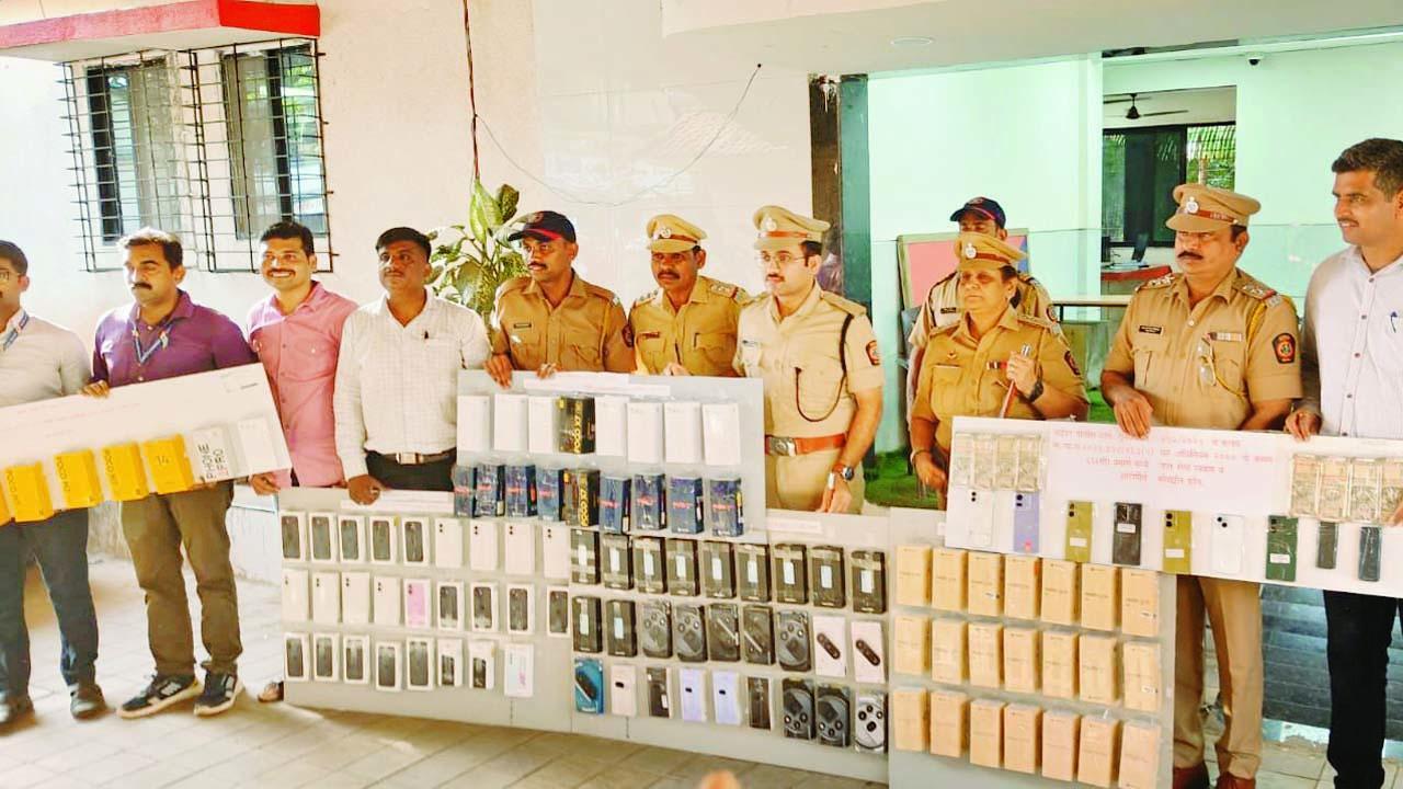 ભાઈંદર પોલીસે ધરપકડ કરેલા આરોપીઓ પાસેથી જપ્ત કરેલા મોબાઇલ અને રોકડ.