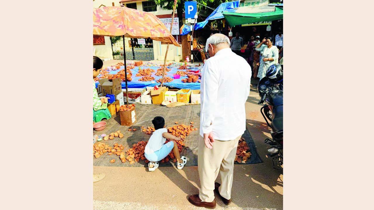 પૌત્ર સાથે સામાન્ય માણસની જેમ બજારમાં ફરીને ખરીદી કરતા ભૂપેન્દ્ર પટેલની સાદગી ઉપસ્થિત સૌકોઈને સ્પર્શી ગઈ હતી.