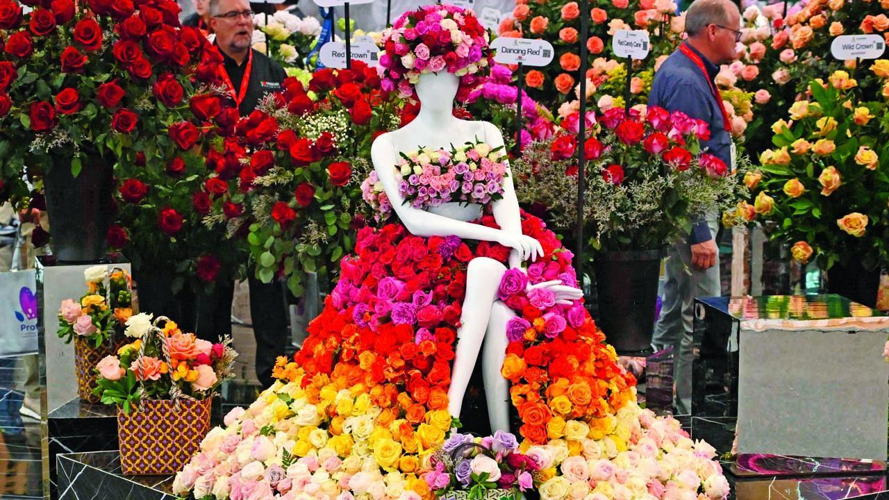 આ મેળામાં ઠેર-ઠેર ફૂલોથી બનેલો ડ્રેસ પહેરીને બેઠેલી મહિલાનાં પૂતળાં સજાવેલાં છે.