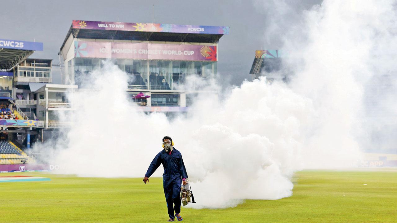 જંતુઓને ભગાવવા માટે ગ્રાઉન્ડના સ્ટાફે પેસ્ટ-કન્ટ્રોલ સ્પ્રેનો ઉપયોગ પણ કર્યો હતો