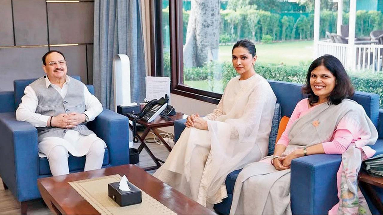 ગઈ કાલે કેન્દ્રીય હેલ્થ મિનિસ્ટર જે.પી. નડ્ડા અને કેન્દ્રીય હેલ્થ સેક્રેટરી પુણ્યા સલિલા શ્રીવાસ્તવ સાથે દીપિકા પાદુકોણ