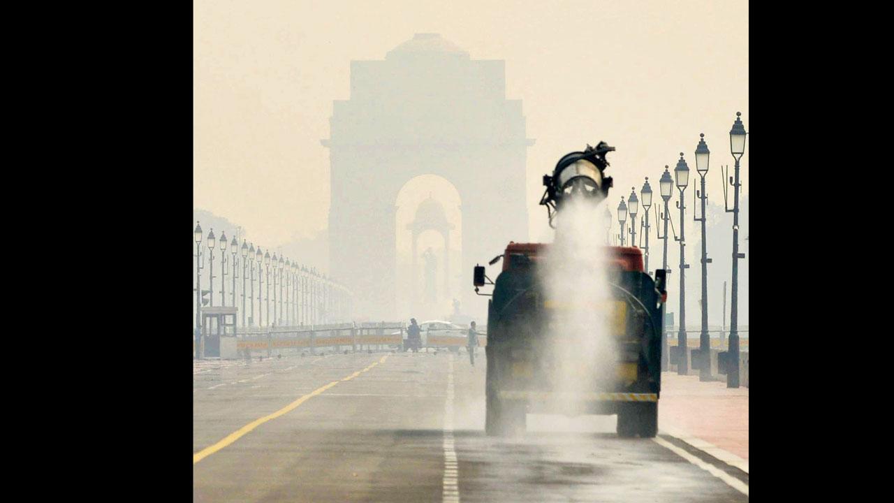 ગઈ કાલે હવાના પ્રદૂષણને કન્ટ્રોલમાં લેવા માટે કર્તવ્ય પથ સહિત દિલ્હીમાં ઠેર-ઠેર સ્મોગ ગનથી સ્પ્રે કરવામાં આવ્યો હતો.