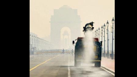 હવાના પ્રદૂષણને કન્ટ્રોલમાં લેવા માટે કર્તવ્ય પથ સહિત દિલ્હીમાં ઠેર-ઠેર સ્મોગ ગનથી સ્પ્રે કરવામાં આવ્યો હતો