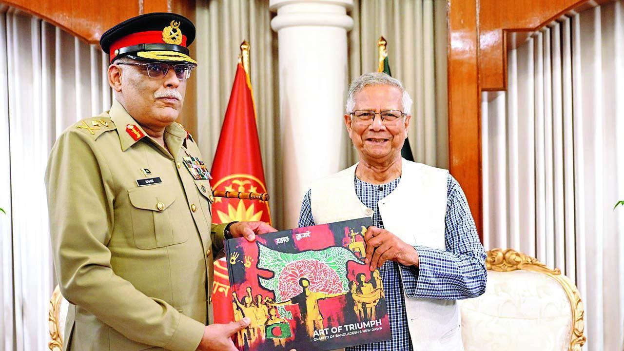 પાકિસ્તાની જનરલ સાહિર શમશાદ મિર્ઝાને‌ વિવાદિત પુસ્તક ભેટ આપતા મોહમ્મદ યુનુસ.