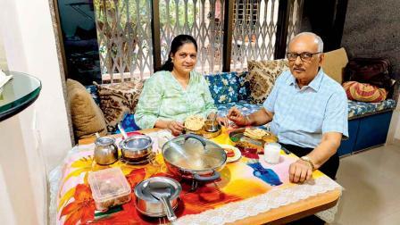 ધનજી શાહ પત્ની પ્રવીણાબહેન સાથે. 