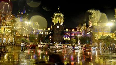 ગઈ કાલે છત્રપતિ શિવાજી મહારાજ ટર્મિનસ પાસે ફેલાઈ ગયેલી ભીનાશ (તસવીર : આશિષ રાજે)