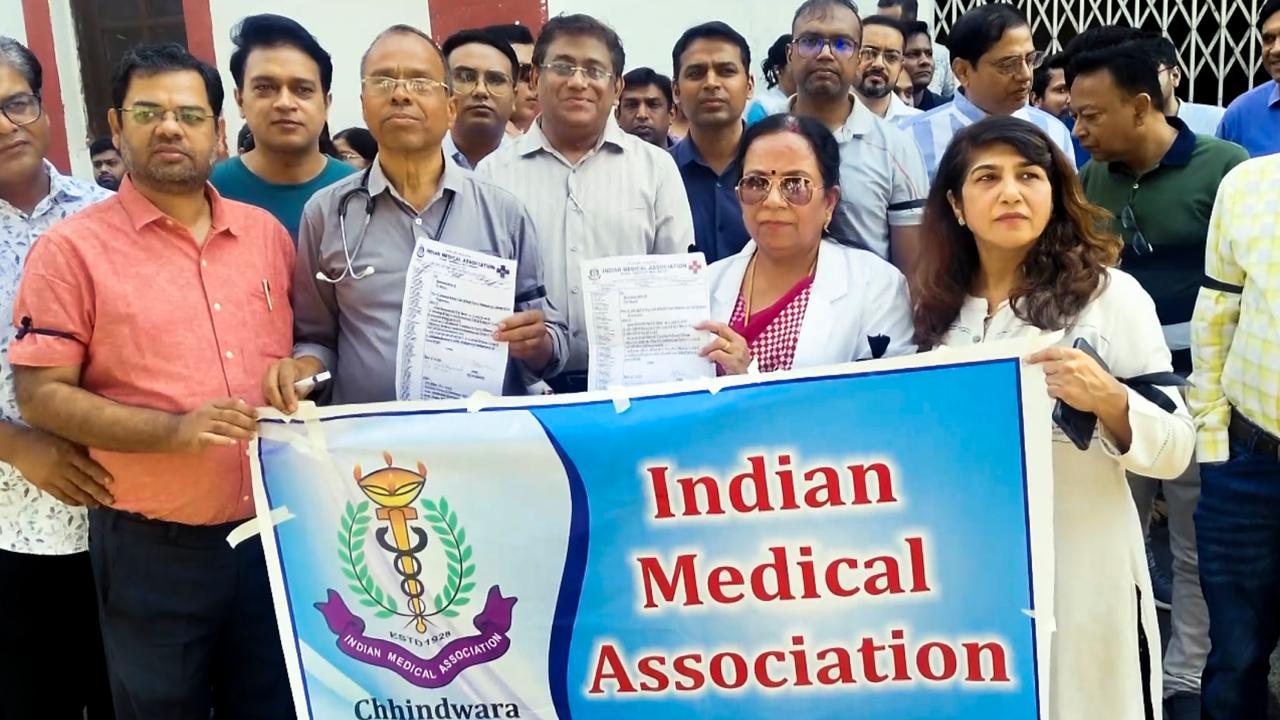 ઇન્ડિયન મેડિકલ એસોસિએશન (IMA) ના પ્રમુખ ડૉ. અલ્પના શુક્લાએ અન્ય IMA અને IDA ડૉકટરો સાથે કફ સિરપથી થતા મૃત્યુના મુદ્દા પર કાળી પટ્ટી પહેરીને વિરોધ કર્યો