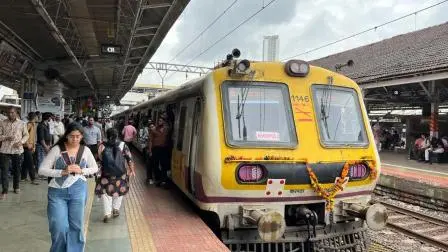 દશેરની ઉજવણી દરમિયાન મુંબઈની લાઈફ લાઇનમાં પણ ઉત્સવની ઉજવણીનો માહોલ જોવા મળી રહ્યો છે. મુસાફરોએ લોકલ ટ્રેનને સુંદર રીતે સજાવી હતી. (તસવીરો: અતુલ કાંબળે)