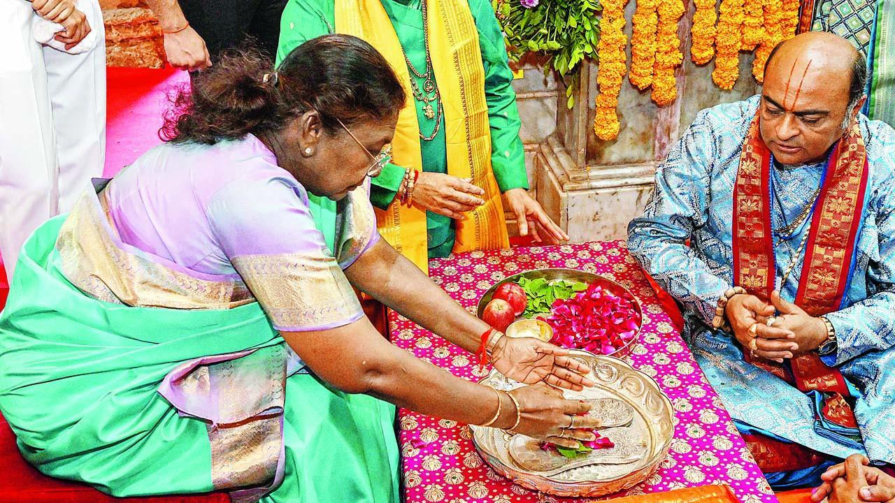 રાષ્ટ્રપતિ દ્રૌપદી મુર્મુએ દ્વારકામાં ભગવાન દ્વારકાધીશનાં દર્શન કર્યાં હતાં.
