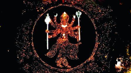 હાથમાં દીવડા આપીને મહાઆરતી ઉતારવામાં આવે છે જેને પગલે આદ્યશક્તિની અવનવી આકૃતિઓ રચાય છે