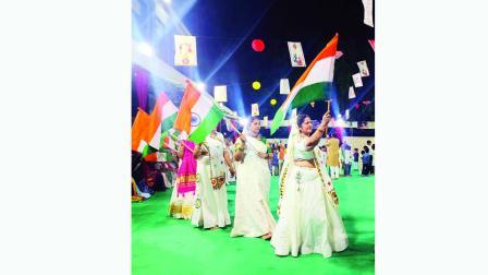 હાલોલમાં કચ્છ કડવા પાટીદાર સનાતન સમાજ દ્વારા યોજાયેલા રાષ્ટ્રભક્તિના ગરબામાં તિરંગો હાથમાં લઈને ગરબે ઘૂમતી મહિલાઓ.