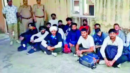 શનિવારે સાંજે દિલ્હીના ઇન્દિરા ગાંધી ઇન્ટરનૅશનલ ઍરપોર્ટ પર લાવ્યા પછી રવિવારે સવારે તેમને જે-તે જિલ્લાની પોલીસના હવાલે કરવામાં આવ્યા હતા.