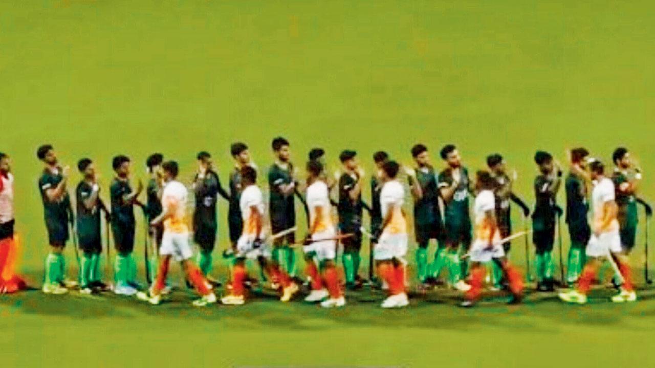 સોશ્યલ મીડિયા પર આ ઘટનાના ફોટો વાઇરલ થયા હતા