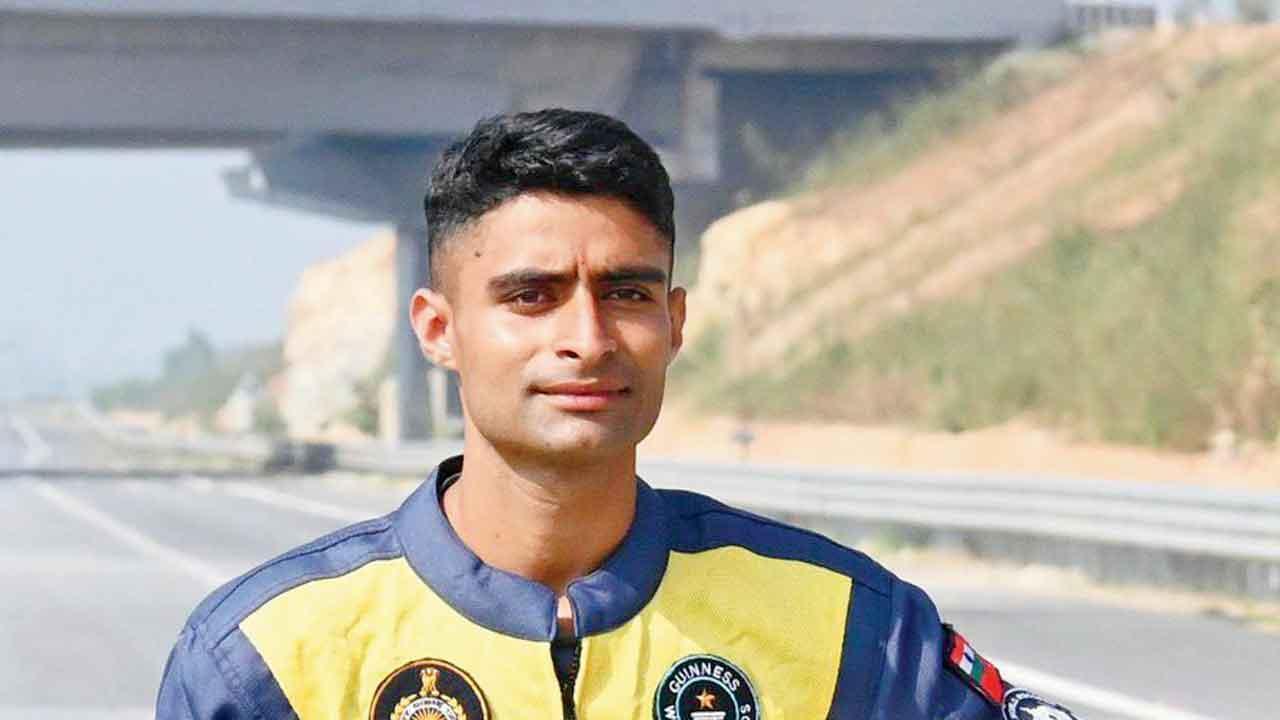 ભારતીય સૈનિકે બન્ને હાથ છોડીને માત્ર પાછલા વ્હીલ પર બાઇક ચલાવીને તોડ્યો રેકૉર્ડ