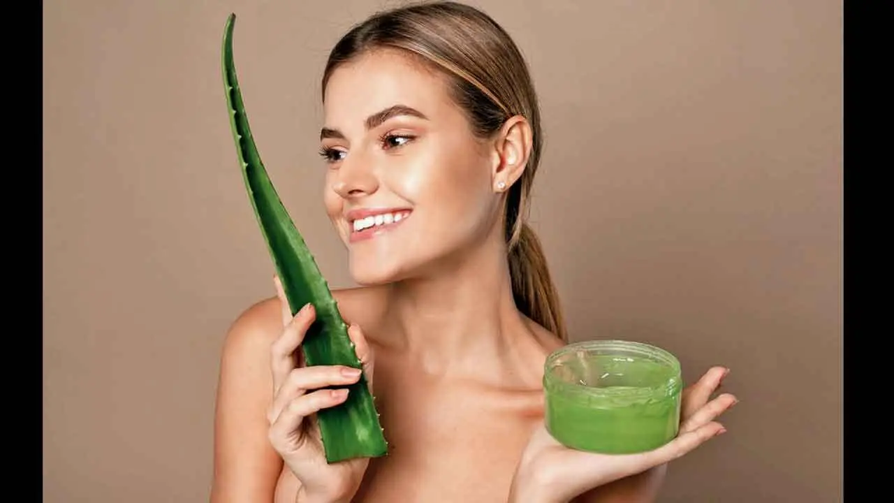 સૂતાં પહેલાં નાઇટ ક્રીમને બદલે આ કુદરતી  પ્રોડક્ટ્સ ત્વચાને ચમકદાર બનાવશે