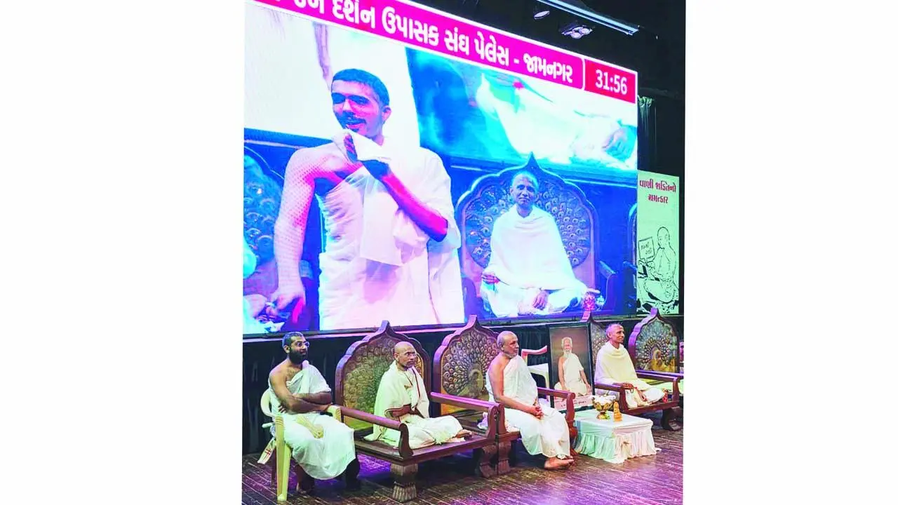 ગઈ કાલે જામનગરના કાર્યક્રમમાં શ્રુતચંદ્રસાગર મ.સા., જિનધર્મવિજય મ.સા., મતિચંદ્રસાગર સૂરીશ્વરજી મ.સા., પંન્યાસ તારકચંદ્રસાગર મ.સા.ની ઉપસ્થિતિમાં અનુષ્ઠાન રજૂ કરતા મુનિ શ્રમણચંદ્રસાગરજી.