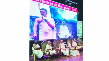 ગઈ કાલે જામનગરના કાર્યક્રમમાં શ્રુતચંદ્રસાગર મ.સા., જિનધર્મવિજય મ.સા., મતિચંદ્રસાગર સૂરીશ્વરજી મ.સા., પંન્યાસ તારકચંદ્રસાગર મ.સા.ની ઉપસ્થિતિમાં અનુષ્ઠાન રજૂ કરતા મુનિ શ્રમણચંદ્રસાગરજી.